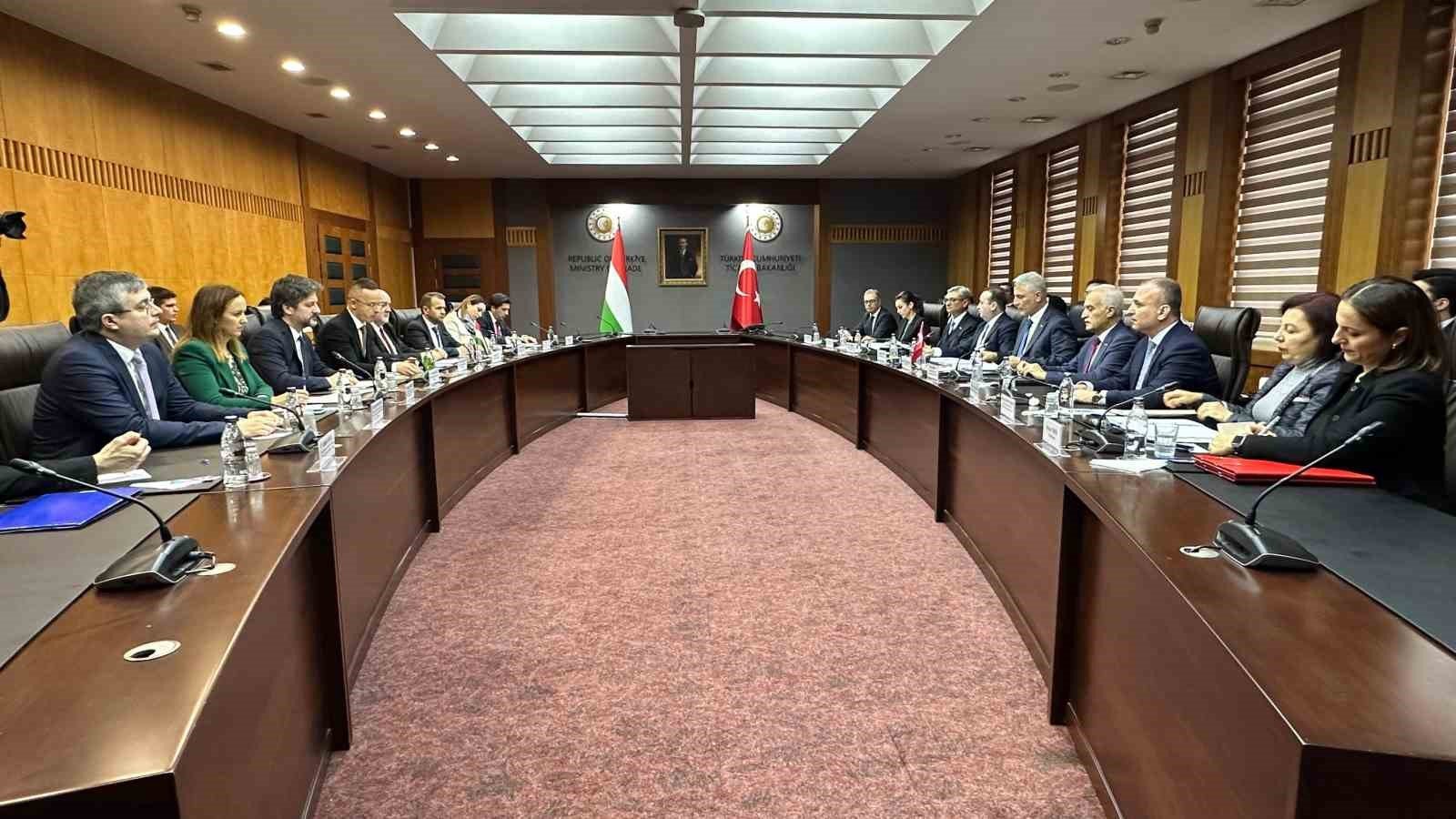 Ticaret Bakanı Bolat: “Türkiye’den Macaristan’a doğal gaz ihracatının bu yıl başlayacak olması, iki ülke ticaretini daha yukarı rakamlara ulaştıracaktır”

