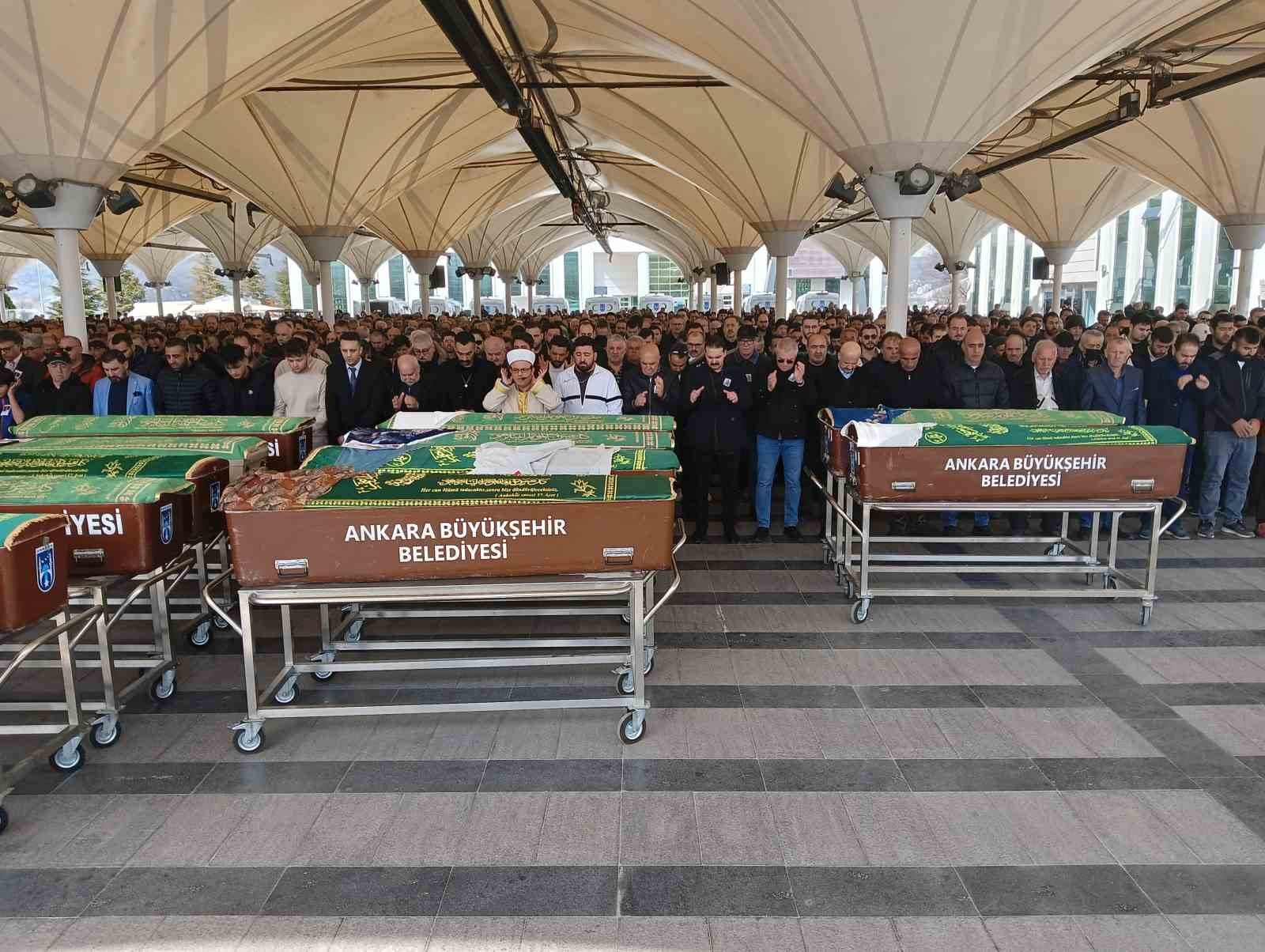 Öldürülen anne ile oğlu son yolculuğuna uğurlandı
